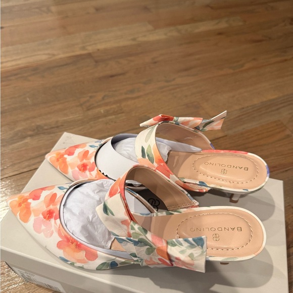 Brand new in box*Bandolino Women’s Millie Floral Pump - Picture 3 of 8